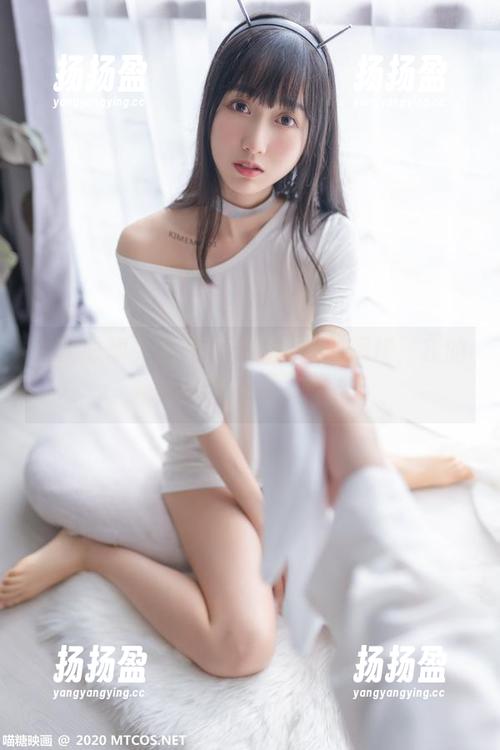 私拍时间！喵糖映画的裸腿制服裙，我的腿比我的作业还聪明。
