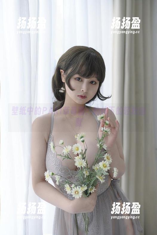 壁纸中的PAKI草莓酱：豹纹下的轻松幽默