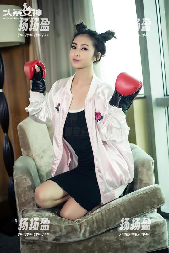 TouTiao头条女神 - JennyR姐姐的写真，看完就想起那些尴尬的家族聚会了！
