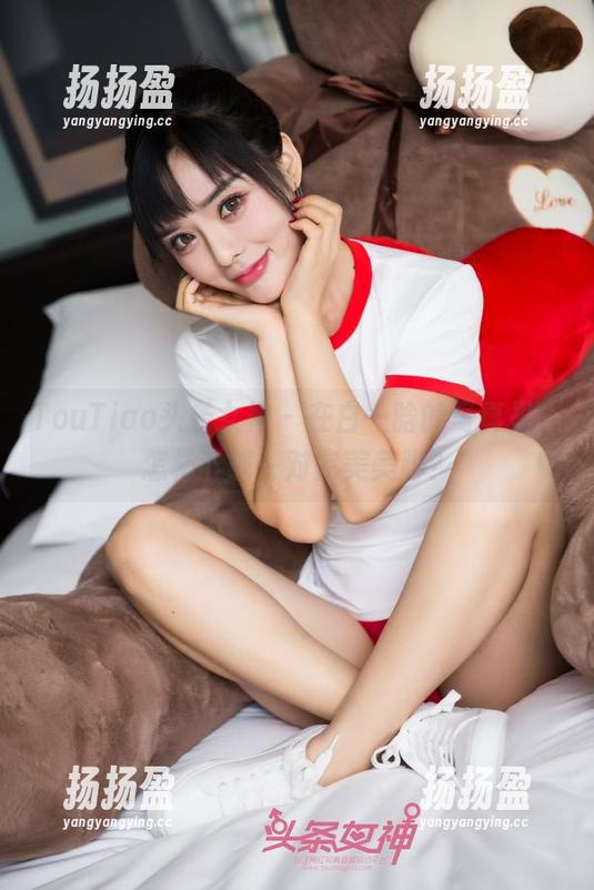 TouTiao头条女神 - 在白一晗的写真里，怎样下载一对完美美脚？