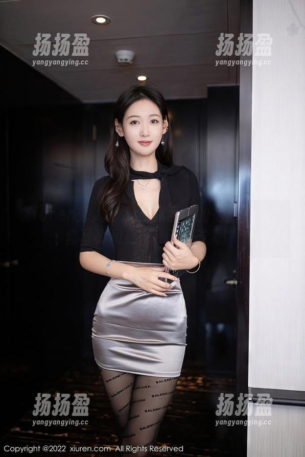Xiuren秀人网 - 在你面前的范小宣：全套写真和秘密，选哪个呢？