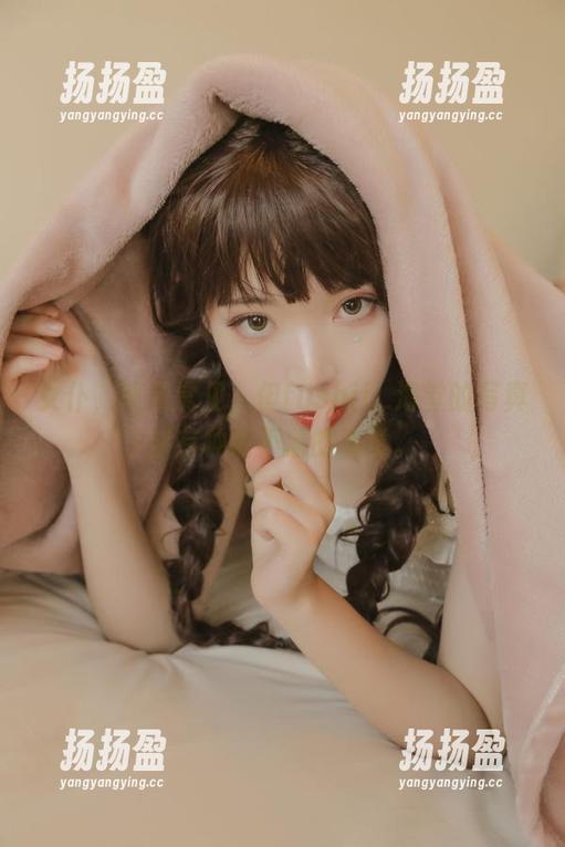 女仆，算是常见，但fushii_海堂的写真却有种说不清的感觉。