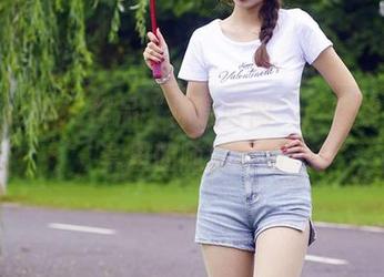 初夏女神 - 作品“休息时间”：柒柒在全套里的随意时刻