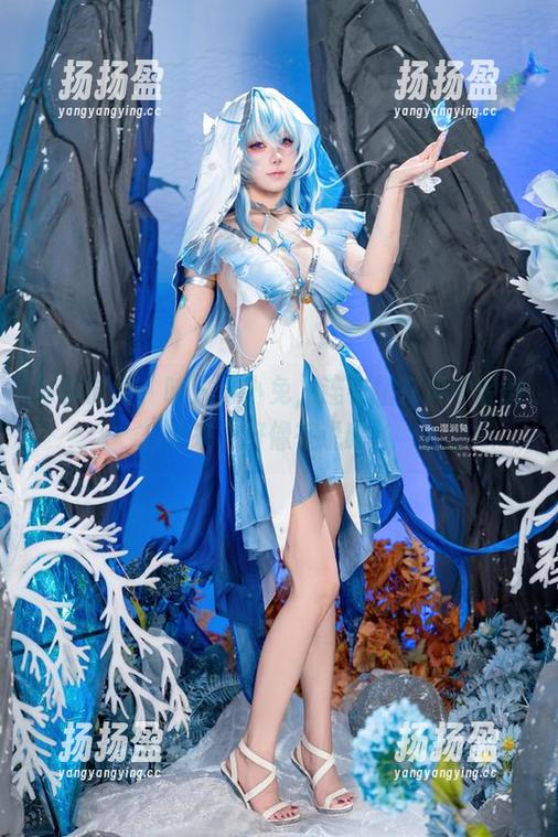 写真时间！咬人小小兔，连衣裙在风中轻舞起来，好像在说啥。