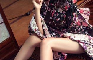 头条女神 - 樊安妮的高清美足写真集：脚丫的幸福时光，看看这优雅的曲线！