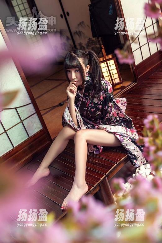头条女神 - 樊安妮的高清美足写真集：脚丫的幸福时光，看看这优雅的曲线！