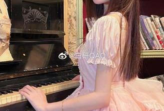 翻开妖君白研的婚纱cos图册，像是一次穿越旧时光的时装秀，开启谎言与真实的微妙游戏。