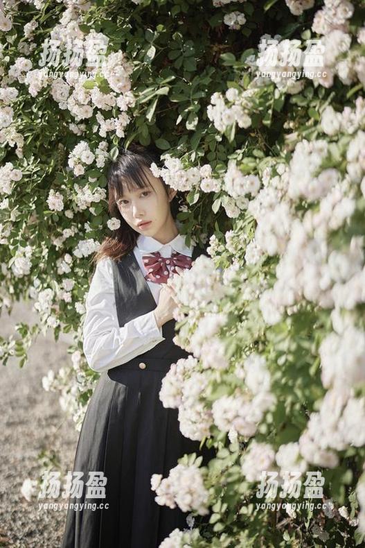 小鹿鹿shika的在线婚纱合集，难道婚礼应选门框？瞧她的新潮流