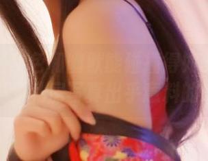从没想到紫色和幽默能碰撞得如此火花：晓美妈的私房写真出乎意料的好玩！
