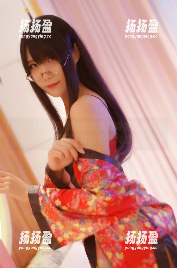 从没想到紫色和幽默能碰撞得如此火花：晓美妈的私房写真出乎意料的好玩！