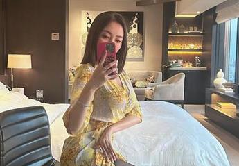 微密圈 - 果儿Victoria的红红火火作品，下载了就成了一种责任，像拿着一根辣椒，还没尝就火辣辣的。