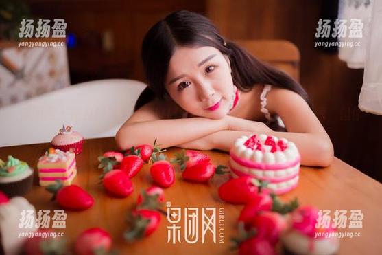果团网 - 姑且称其为周琰琳LIN的全套JK写真，波澜不惊，但你有没有发现？