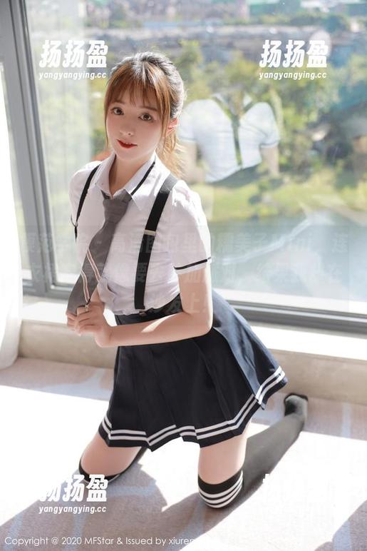 模范学院 - 高清图包里的糯美子Mini，连衣裙穿得就像要去参加派对，结果我却在沙发上！
