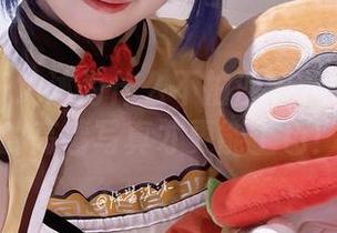 你问炸酱沐沐为什么不拍沙滩？因为泳池的高清写真才更能上色！