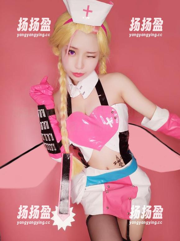 高清美图里，白易子教主的美脚像是在邀请你Zoomin！