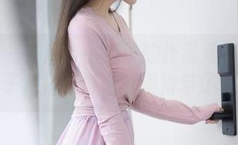 秀人网 - 在麻吉小兔子的作品集里：蕾丝与兔子，搭配得像冰淇淋带了洋葱！