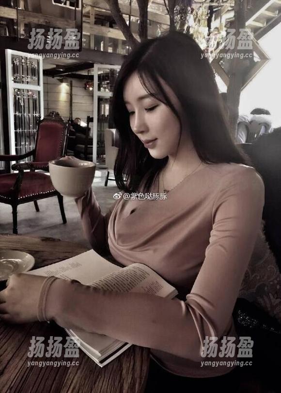 微密圈 - 原图和图集，童小芯的兔女郎姿态真是随性