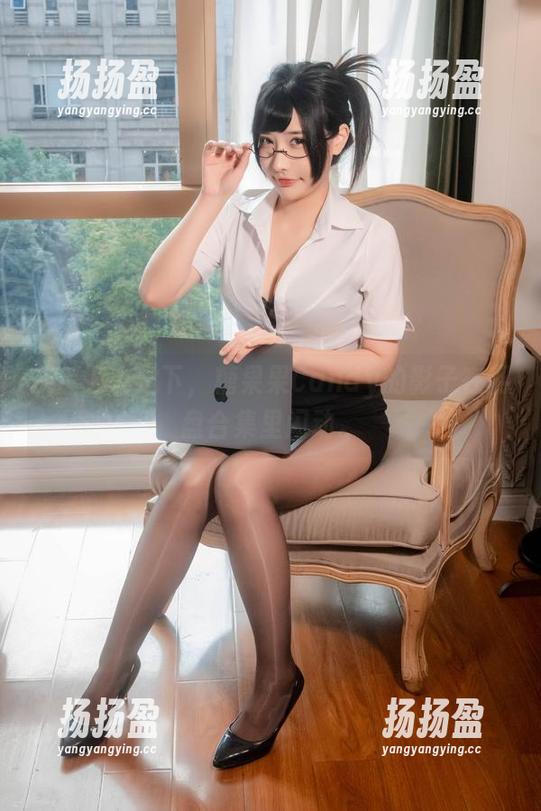 灰色卫衣之下，糖果果Candy的影子在网盘合集里闪动。