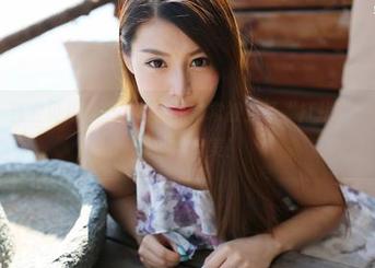 美媛馆 - 嘉宝贝儿的户外写真，常常被虫子“打扰”，看来昆虫也懂得审美！