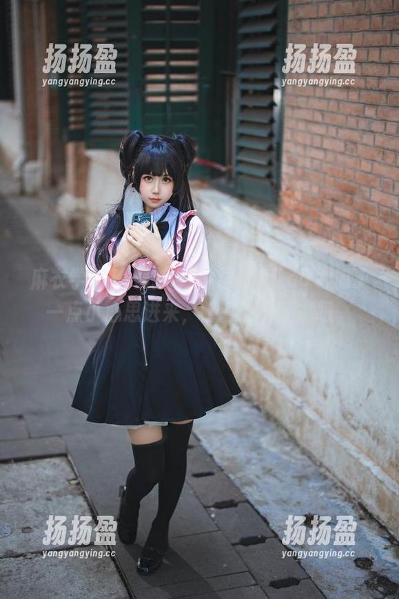 麻衣学姐JK最新合集，萌芽儿o0也加了一点小心思进来，瞧瞧她的姿态吧。