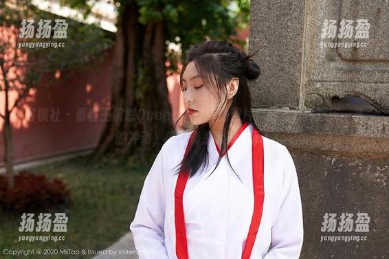 蜜桃社 - 看着王婉悠Queen牛仔裤的照片，突然有种想买一条的冲动，感叹真是太刺激了！