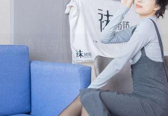 袜啵啵 - 小沫与骑士靴：无圣光姿态，图包角落的神秘背影。