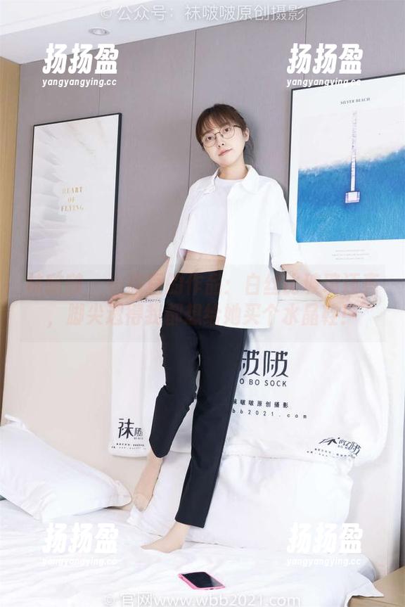 袜啵啵 - 小甜豆的作品：白丝比玻璃还亮，脚尖透得我都想给她买个水晶鞋！