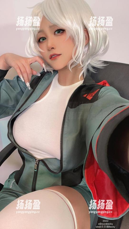 贝贝琪Becky的奶牛写真让我产生一种奇特的亲切感，好像又回到了南方的田野里…