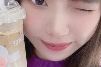 每次看到闪月半的喵少女，心中都在狂喊“好想下载这本写真集！”