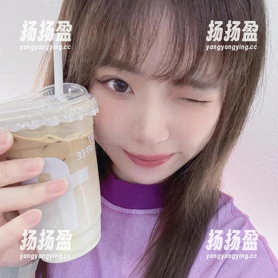 每次看到闪月半的喵少女，心中都在狂喊“好想下载这本写真集！”