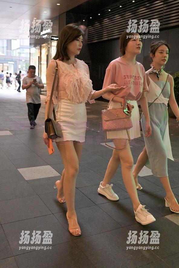 魔镜街拍 - 寒风无情，婷婷的私拍却能给这肉丝作品带来一丝温柔